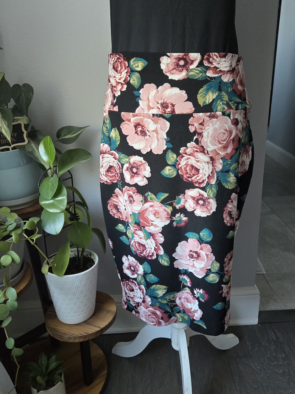 Silhouette NYC Floral Rose Print Pencil Midi Skirt - Size Large